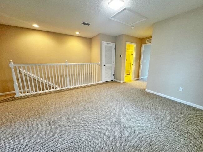 Building Photo - Islander Townhome with water views and garage!