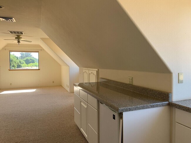 Building Photo - 2 Bedroom Country Home in Hollister