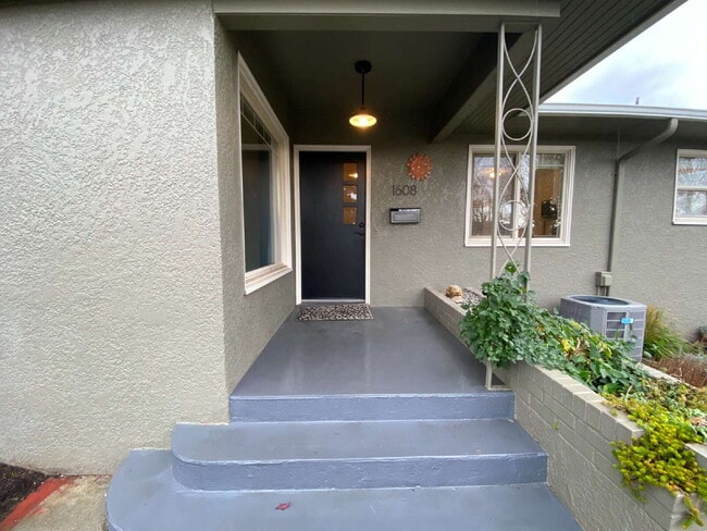 Building Photo - Charming 3-Bed, 2-Bath Gem with Fully Fenced Yard in Lynden