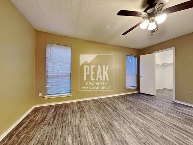 Building Photo - $2000! Large 4 Bed 2 Bath in ARLINGTON! TOUR NOW, 2 Year lease minimum!