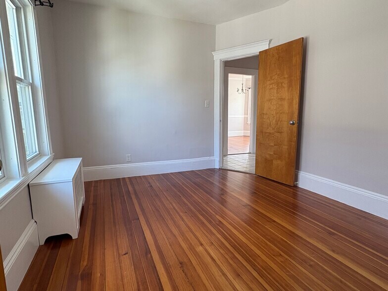 Building Photo - 18 Alexander Ave