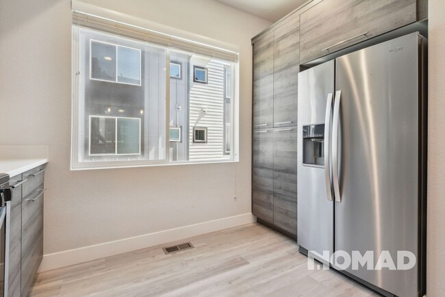 Building Photo - Modern 2 Bed + Office, 2.5 Bath Townhome |...