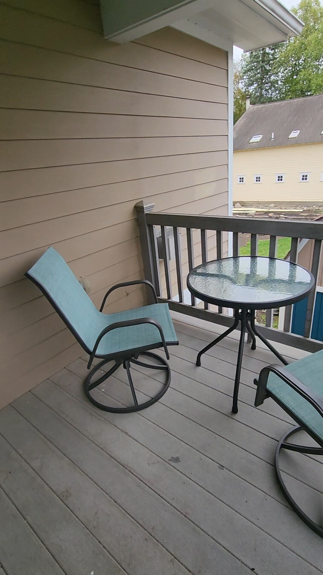 Small Balcony - 411 N Geneva St