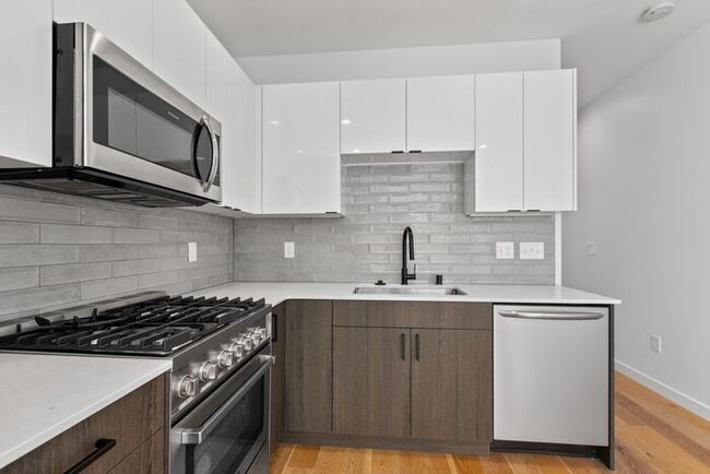Building Photo - Sweet Ultra-Modern Air-Conditioned West Se...