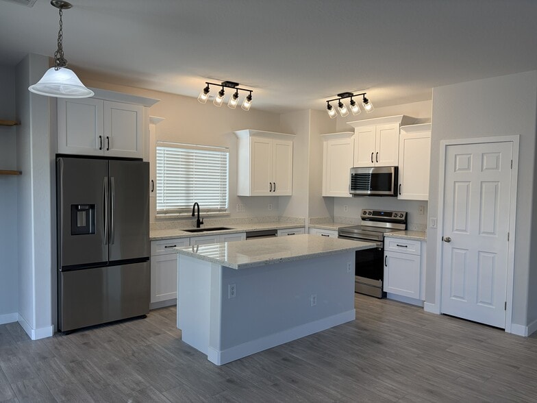 New Kitchen - 15642 W Devonshire Ave