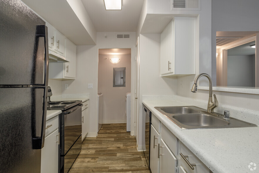 2BR, 2BA - 920SF - Austin Crest Apartments