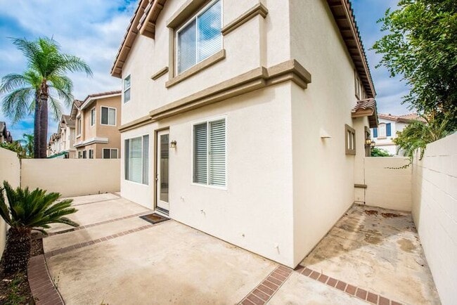 Building Photo - Make this your home