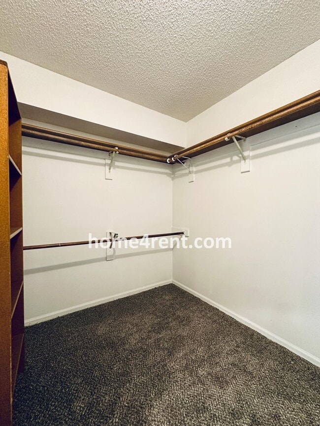 Building Photo - Blue Valley Schools, Granite Counters, Fin...