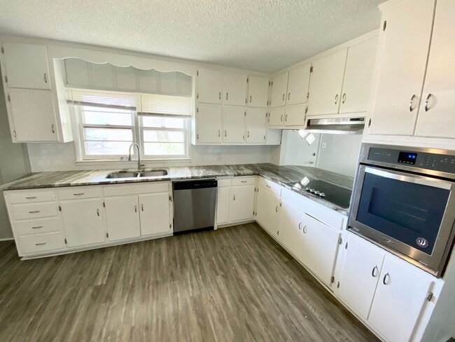 Building Photo - 1302 N Maple St