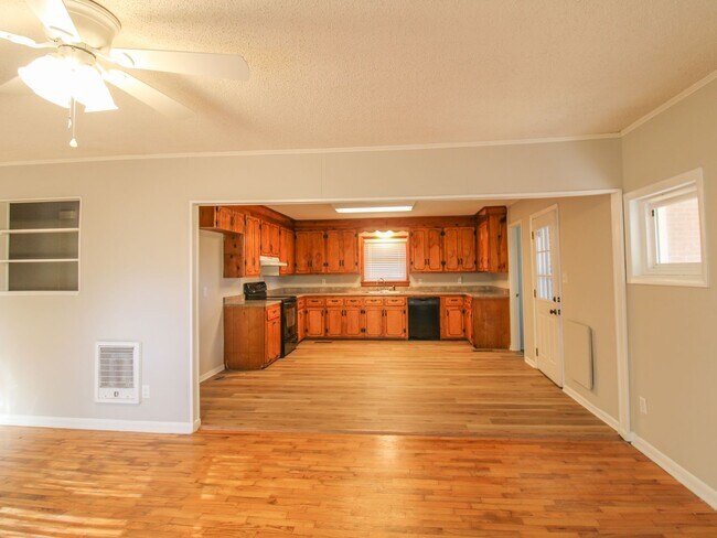 Building Photo - Well maintained brick home in a fantastic location!