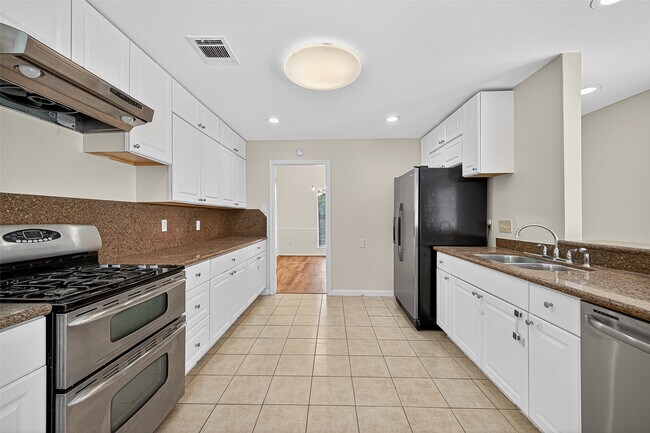 Building Photo - 10815 Shawnbrook Dr