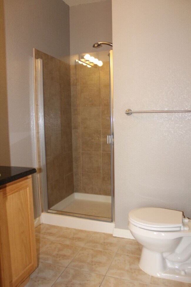 Building Photo - Stonegate Townhouse w/ 3 br/3 1/2 baths!!