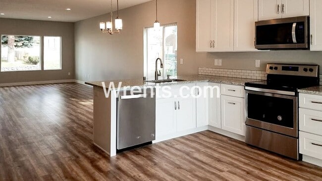 Building Photo - Beautiful Home By Esmeralda Golf Course Av...