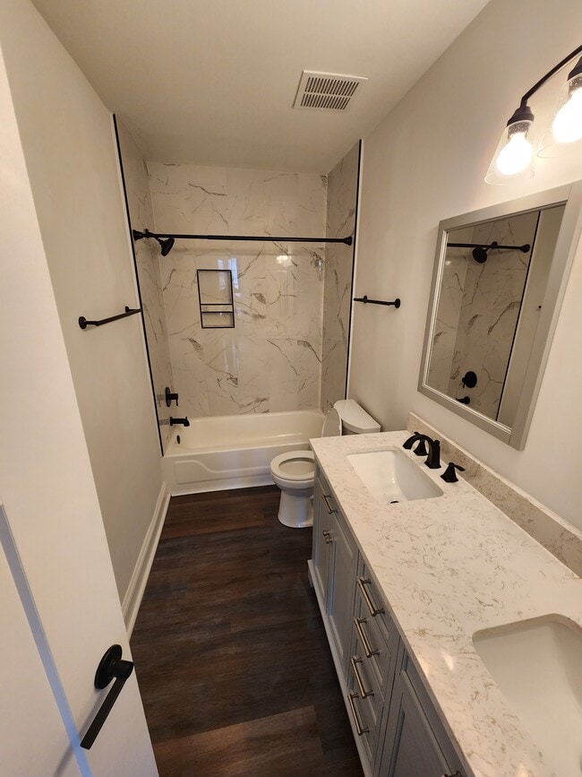 Building Photo - 405 W 7th St