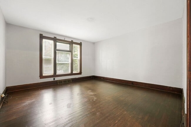 Building Photo - NEW LISTING -5 BEDROOM HOUSE!