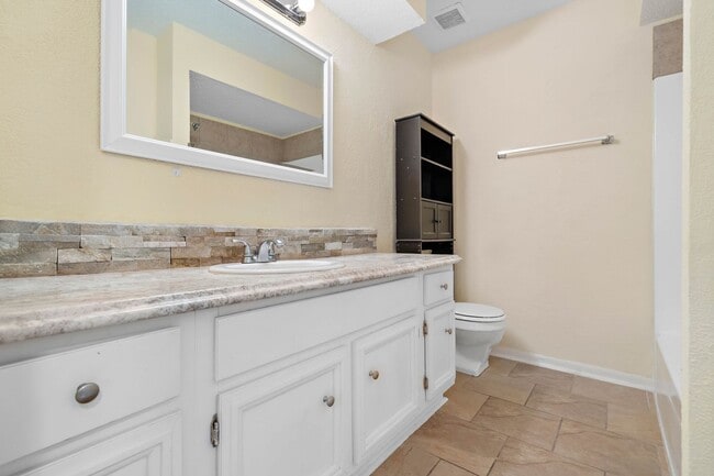 Building Photo - Lovely 3 bedroom 2 bath w/ potential 4 bed...
