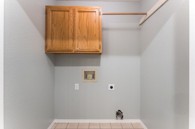 Building Photo - Welcome to this newly updated 2-bedroom, 2...