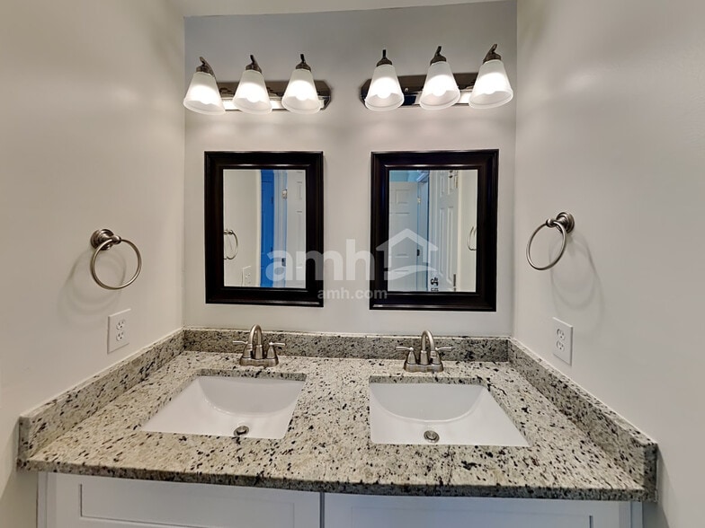 Building Photo - 2114 Debbie Ln