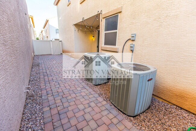 Building Photo - 976 S Adam Way