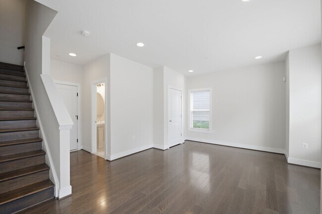 Building Photo - 2413 Glenallan Ave