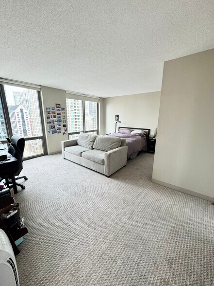 Primary bedroom - 2 E Erie St