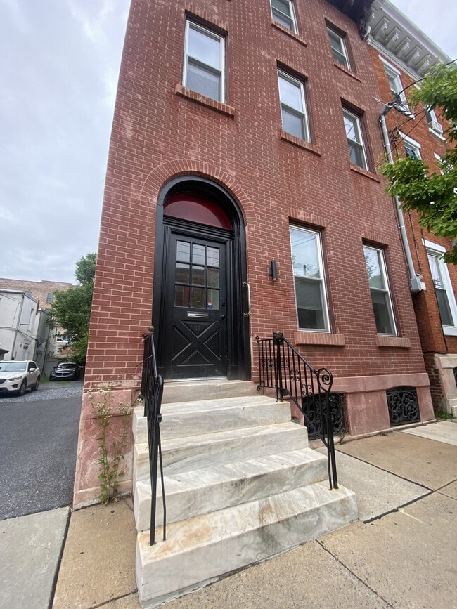 Building Photo - 11 E Walnut St