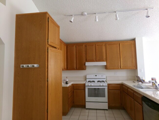 Building Photo - 4829 W Forest Oaks Ave