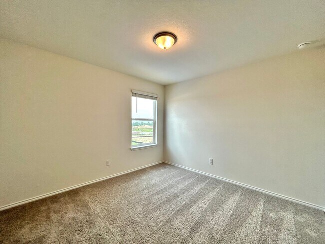 Building Photo - Spacious & Updated 4/BR 3/5/BA Home with M...