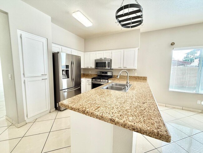 Building Photo - Amazing Peccole Ranch Home 4 beds & Pool