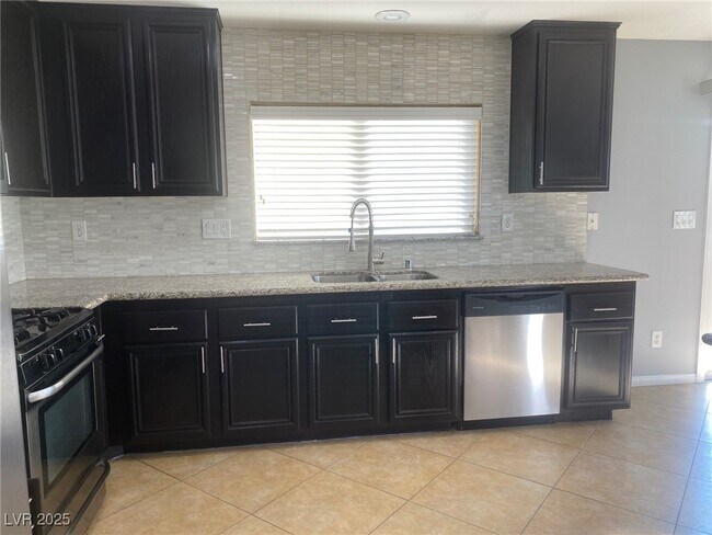 Building Photo - 9541 Vast Valley Ave