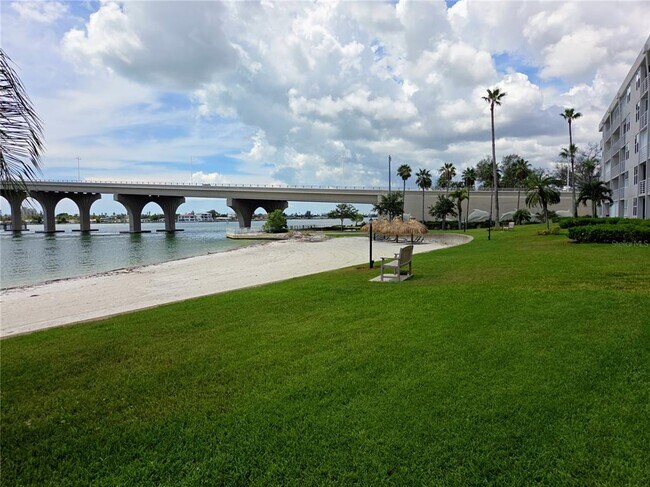 Building Photo - 5801 Bahia Del Mar Cir N