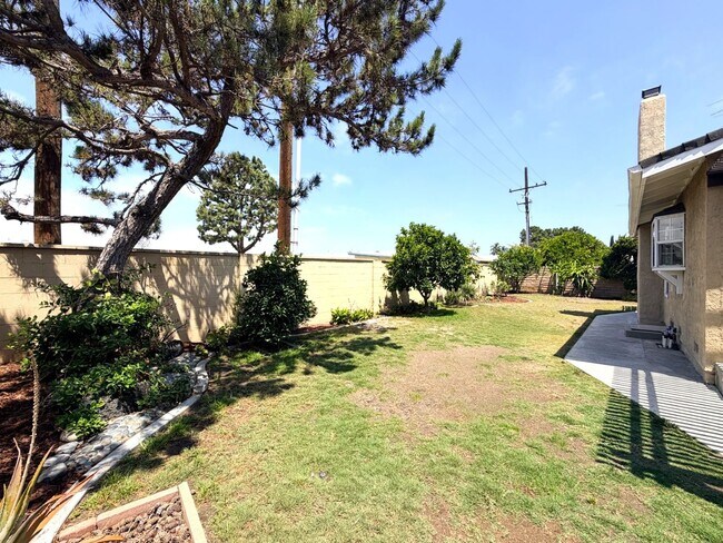 Building Photo - 4 bed, 3 bath located in Anaheim!