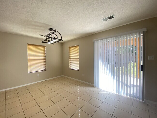 Building Photo - COMMUNITY POOL - LARGE 4 BEDROOM - Master Upstairs