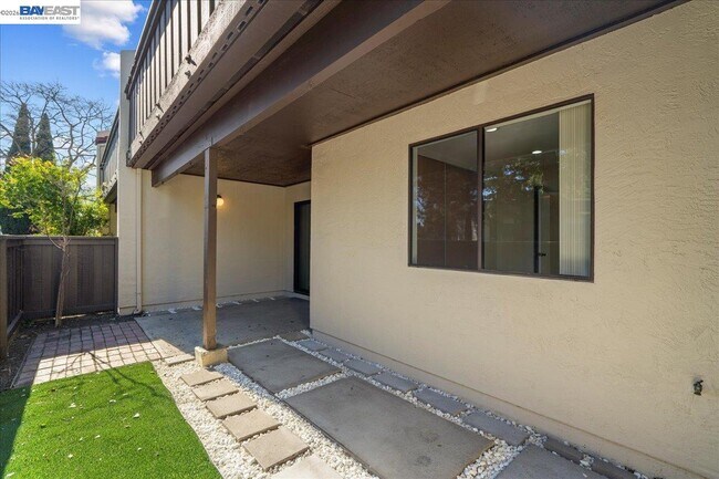 Building Photo - 999 W Evelyn Ave