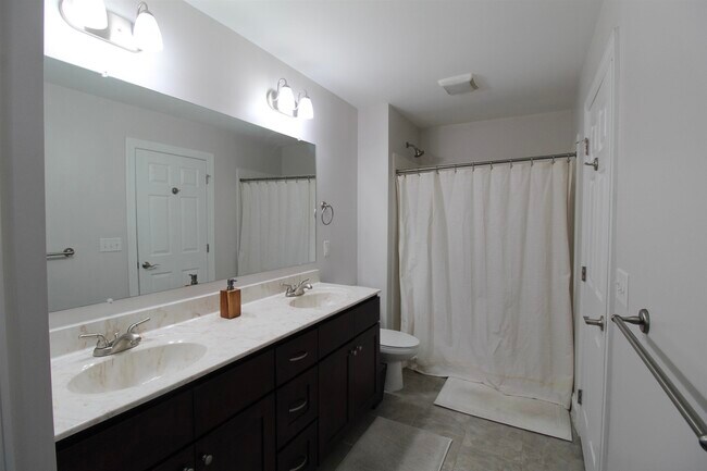 Building Photo - 2221 Lapis Ln
