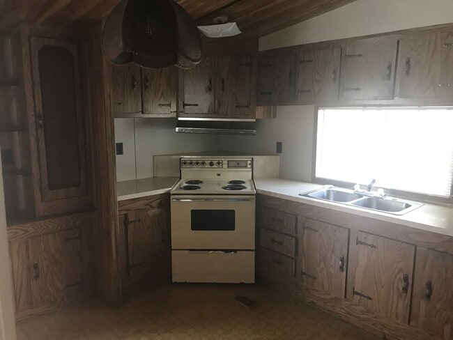 Building Photo - Come take a look at this 2 bedroom 1 bath ...
