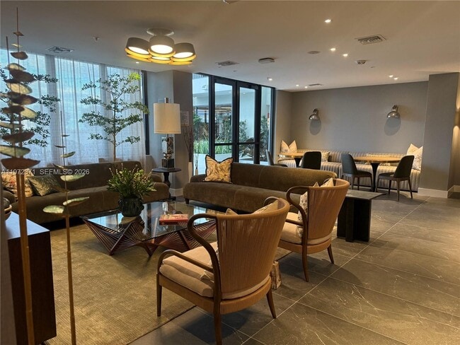 Building Photo - 2001 Van Buren St