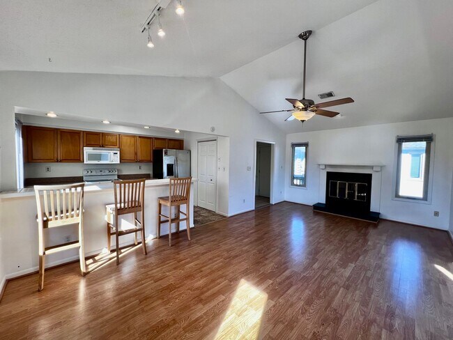 Building Photo - 622 Pinewood Dr