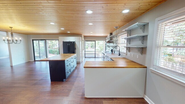 Building Photo - Cottage Style Home in Pinehurst $500 OFF 1...