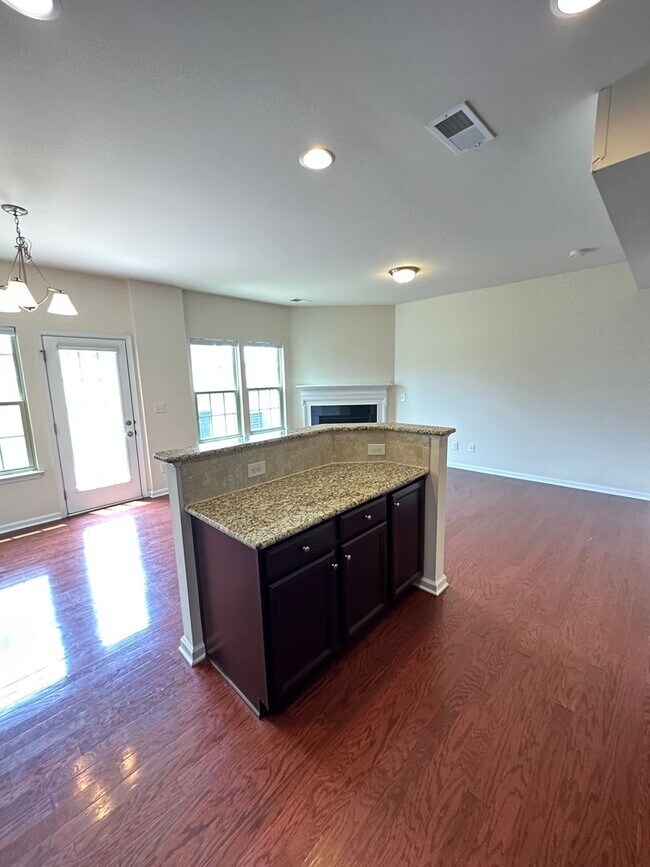 Building Photo - Townhome in Edison Square