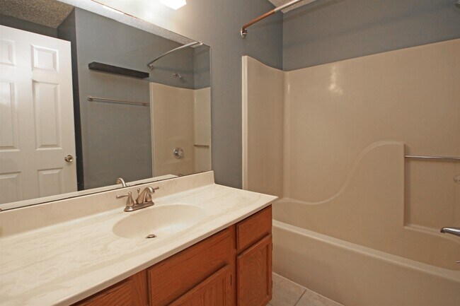 Building Photo - 1041 Oak View Ct