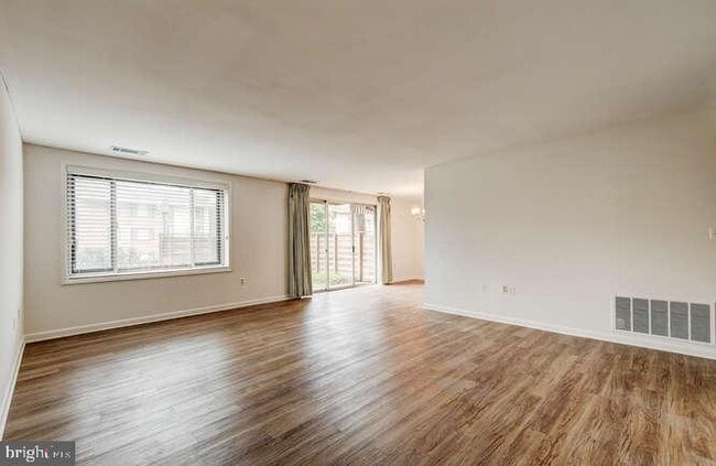 Building Photo - 5 Cross Keys Rd