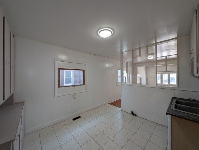 Building Photo - 40 Kerns Ave