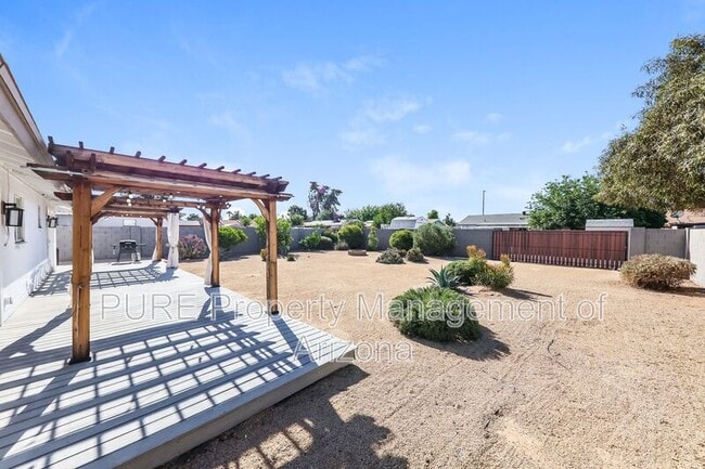 Building Photo - 333 E Cullumber Ave