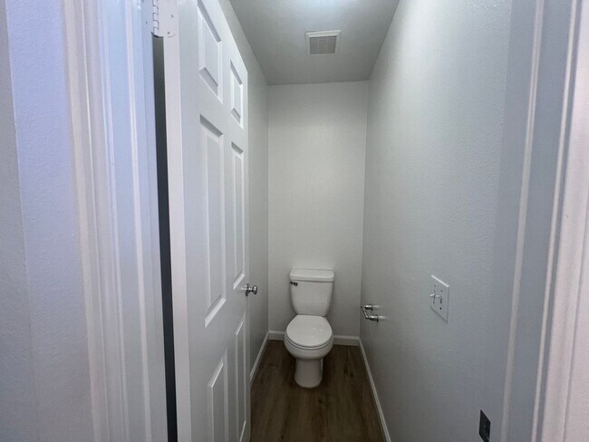 Building Photo - Beautiful upgraded 3 bedroom in Mission Grove!