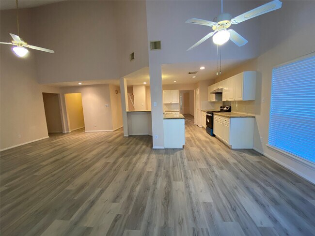Building Photo - 215 W New Meadows Dr