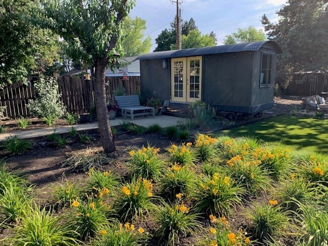 Building Photo - 3 Bed 2 Bath Single level Fenced