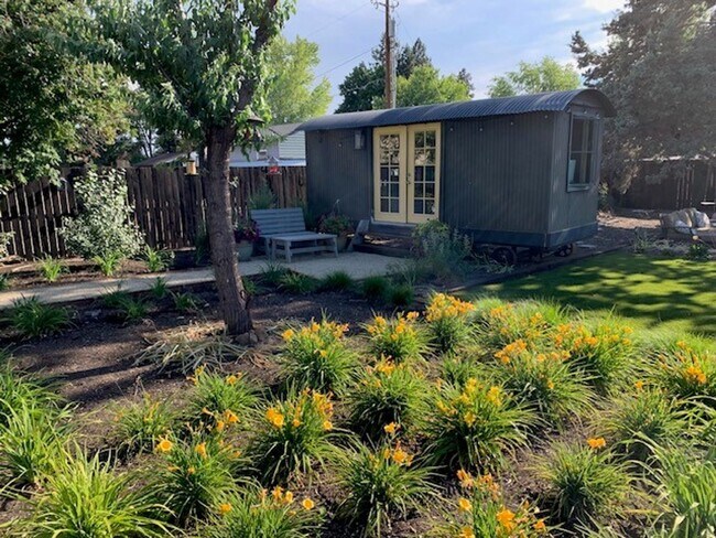 Building Photo - 3 Bed 2 Bath Single level FULLY FURNISHED