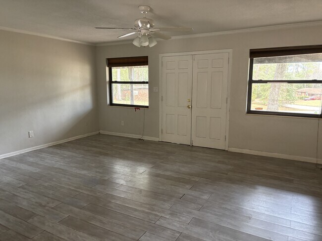 Building Photo - 2409 Almond Dr