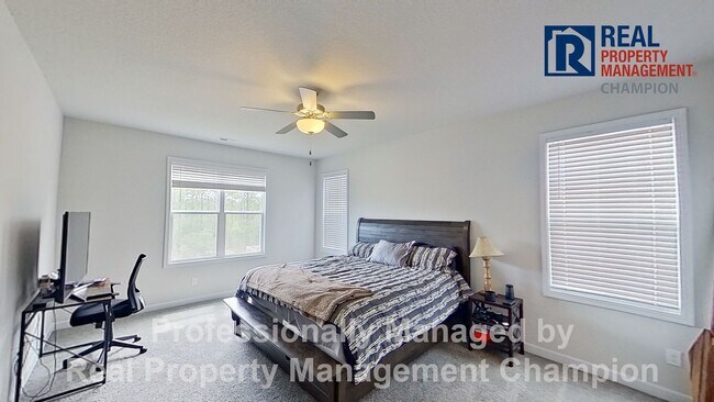 Building Photo - Fabulous Townhome with Open Floorplan